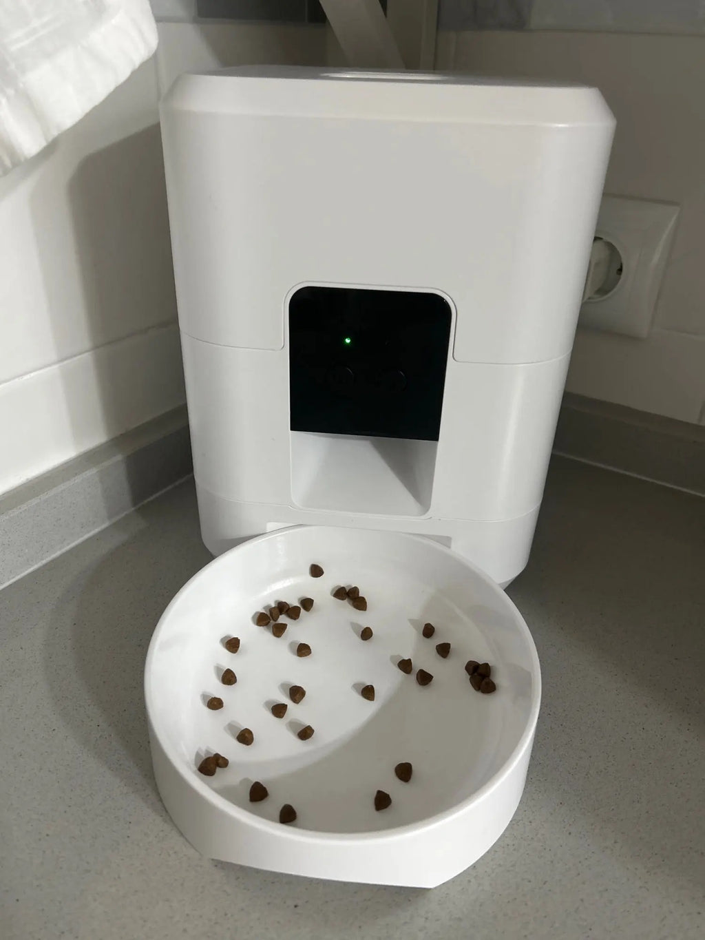 Smart WiFi Pet Feeder - App-Controlled Timed Food Dispenser with LCD Display (White)