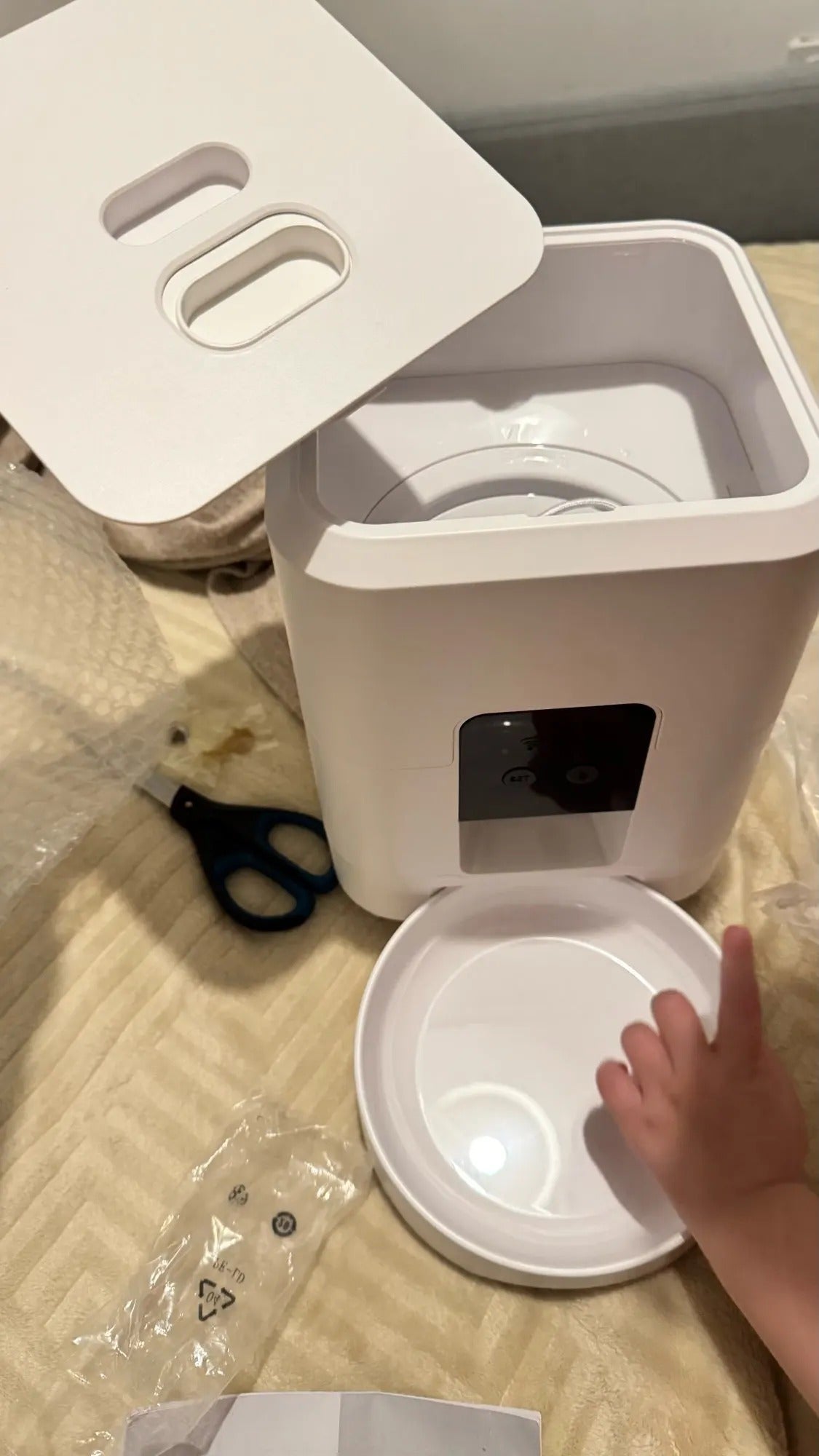 Smart WiFi Pet Feeder - App-Controlled Timed Food Dispenser with LCD Display (White)